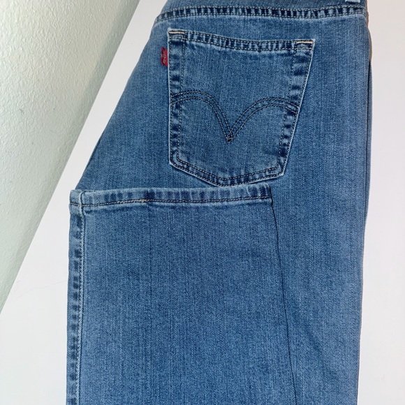 Levi's Classic Blue Jeans with Signature Patch - Picture 4 of 4